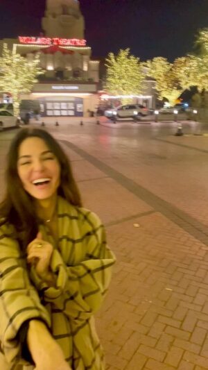 Rebekah Graf Instagram - Cozy coats, twinkly lights and him ✨💛✨
