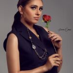 Reem Ahmed Instagram - Every day should be a photoshoot day.😉🌹 Photoshoot credit Photography by amazing @kareem_osman Makeup artist @youmnaelshafeiy_makeupartist Photoshoot stylist @merooabouzeid Agency @le_horus_agency_ Hairstyle by @madoo9501 @blond_eg Jewelery by @idar_jewellery Location @leostudio___ Retouch by @md_.4production