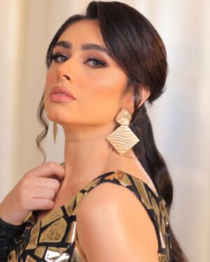Reem Ahmed Instagram - “Whatever you are, be a good one.” #fashiondesigner @salyomar #makeupartist @nooraudii #hairstylist @mohamed.abdallah.hairstylist #photographer @minageorgephotography