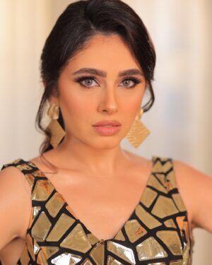 Reem Ahmed Instagram - “Whatever you are, be a good one.” #fashiondesigner @salyomar #makeupartist @nooraudii #hairstylist @mohamed.abdallah.hairstylist #photographer @minageorgephotography