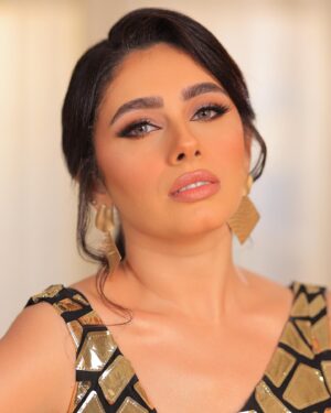 Reem Ahmed Instagram - “Whatever you are, be a good one.” #fashiondesigner @salyomar #makeupartist @nooraudii #hairstylist @mohamed.abdallah.hairstylist #photographer @minageorgephotography