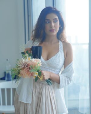Reena Aggarwal Instagram - Perfect location,perfect weather,perfect chai🤌🏻
Oye hoye haaye haaye ….👀
#iykyk 😜
📸: @pixelpassionfotography 
.
.
.
.
.
.
.
.
.
.
.
.
.
.
.
.
.
.
.
.
.
.
.
.
.
#mondaymood  #photoshoot #portraitphotography #shootmode #shootlife #portrait #whiteshirt  #casualstyle #ootd #ootdfashion #style #styleinspiration #fashion #minimal  #setlife #portraits #photography #shoot #artwork #artphotography