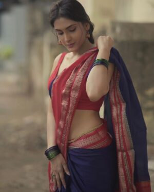 Reena Aggarwal Instagram - सारे दिन की थकावट दूर हो जाती है , जब रात को तुमसे बात हो जाती है! 🌼♥️

#explore #explorar #exploremore
#saree #sareelove #sareelovers #sareeindia
#trending