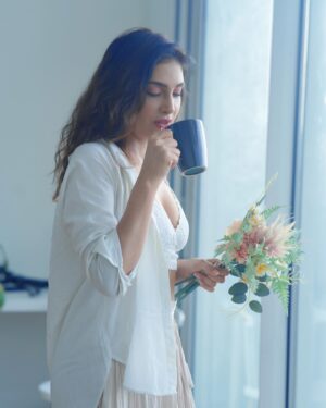 Reena Aggarwal Instagram - Perfect location,perfect weather,perfect chai🤌🏻
Oye hoye haaye haaye ….👀
#iykyk 😜
📸: @pixelpassionfotography 
.
.
.
.
.
.
.
.
.
.
.
.
.
.
.
.
.
.
.
.
.
.
.
.
.
#mondaymood  #photoshoot #portraitphotography #shootmode #shootlife #portrait #whiteshirt  #casualstyle #ootd #ootdfashion #style #styleinspiration #fashion #minimal  #setlife #portraits #photography #shoot #artwork #artphotography