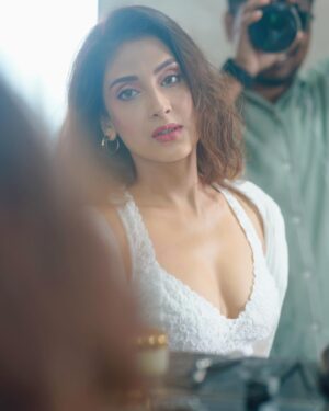 Reena Aggarwal Instagram - Perfect location,perfect weather,perfect chai🤌🏻
Oye hoye haaye haaye ….👀
#iykyk 😜
📸: @pixelpassionfotography 
.
.
.
.
.
.
.
.
.
.
.
.
.
.
.
.
.
.
.
.
.
.
.
.
.
#mondaymood  #photoshoot #portraitphotography #shootmode #shootlife #portrait #whiteshirt  #casualstyle #ootd #ootdfashion #style #styleinspiration #fashion #minimal  #setlife #portraits #photography #shoot #artwork #artphotography