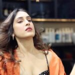 Reena Aggarwal Instagram - Jis tarah 2x ki speed se baal jhad rahe hain, Ganji chudail ka next season main hi karungi 😭 (No pun intended) #loveaffairwithmyhair . . . . . . . . . . #moodedits #candidphotography #photography #reelitfeelit #reelsinstagram #ootdfashion #beauty #candid #portrait #styleoftheday #hairtransformation #haircare #hairlove #hairstyles #hairfashion #hair #hairaffair