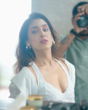 Reena Aggarwal Instagram - Perfect location,perfect weather,perfect chai🤌🏻
Oye hoye haaye haaye ….👀
#iykyk 😜
📸: @pixelpassionfotography 
.
.
.
.
.
.
.
.
.
.
.
.
.
.
.
.
.
.
.
.
.
.
.
.
.
#mondaymood  #photoshoot #portraitphotography #shootmode #shootlife #portrait #whiteshirt  #casualstyle #ootd #ootdfashion #style #styleinspiration #fashion #minimal  #setlife #portraits #photography #shoot #artwork #artphotography