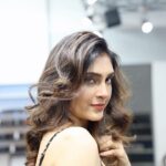 Reena Aggarwal Instagram - Is it #womancrushwednesday already 🙈🧡 . . . . . . . . . . . . . . #moodedits #artwork #art #artist #photography #moodboard #reelitfeelit #reelsinstagram #ootdfashion #beauty #candid #portrait #styleoftheday #happyvalentinesday