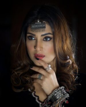Reena Aggarwal Instagram - Serving looks 📸 Swipe to see my most favourite looks from @labeltanva #throwbackthursday .
.
.
.
.
.
.
.
.
.
.
.
.
.
.
.
.
.
.
.

#lehenga #saree  #styleinspiration #ethnicwear #lehengalove #ethnicstyle #jewellery #fashionstyle #ootdfashion #ethnic #makeuptransformation #fashion