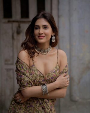Reena Aggarwal Instagram - Serving looks 📸 Swipe to see my most favourite looks from @labeltanva #throwbackthursday .
.
.
.
.
.
.
.
.
.
.
.
.
.
.
.
.
.
.
.

#lehenga #saree  #styleinspiration #ethnicwear #lehengalove #ethnicstyle #jewellery #fashionstyle #ootdfashion #ethnic #makeuptransformation #fashion