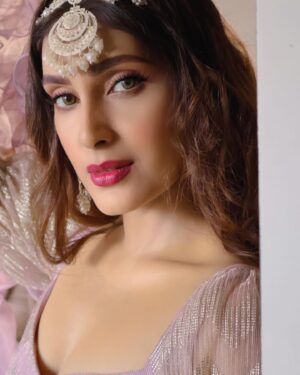 Reena Aggarwal Instagram - Serving looks 📸 Swipe to see my most favourite looks from @labeltanva #throwbackthursday .
.
.
.
.
.
.
.
.
.
.
.
.
.
.
.
.
.
.
.

#lehenga #saree  #styleinspiration #ethnicwear #lehengalove #ethnicstyle #jewellery #fashionstyle #ootdfashion #ethnic #makeuptransformation #fashion