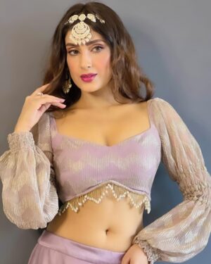 Reena Aggarwal Instagram - Serving looks 📸 Swipe to see my most favourite looks from @labeltanva #throwbackthursday .
.
.
.
.
.
.
.
.
.
.
.
.
.
.
.
.
.
.
.

#lehenga #saree  #styleinspiration #ethnicwear #lehengalove #ethnicstyle #jewellery #fashionstyle #ootdfashion #ethnic #makeuptransformation #fashion