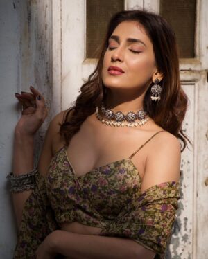Reena Aggarwal Instagram - Serving looks 📸 Swipe to see my most favourite looks from @labeltanva #throwbackthursday .
.
.
.
.
.
.
.
.
.
.
.
.
.
.
.
.
.
.
.

#lehenga #saree  #styleinspiration #ethnicwear #lehengalove #ethnicstyle #jewellery #fashionstyle #ootdfashion #ethnic #makeuptransformation #fashion