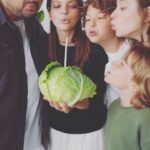 Regina Burd Instagram - Сердце наполнено благодарностью .🕊️Особое счастье для меня за эти 9 месяцев чувствовать нежное и трепетное отношение близких .Спасибо Сереженьке и нашим деткам , за то, что берегли и обнимали меня любовью.Счастье в вас , мои 🤍