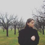 Regina Burd Instagram - Письмо папе Привет , пап. Я скучаю. Да, всё ещё… Нет, не лечит время, я проверяла, вранье это всё. Всё летит, несётся, меняется вокруг-люди,машины, жизнь.А мне бы остановиться на мгновенье, уткнуться в твою щетинистую мягкую и такую родную щёку… Услышать твой запах. И просто быть вдвоем в этом потоке скоростей и ненужностей…Просто постоять, помолчать. А потом , пап, я захочу тебе рассказывать обо всем… Ты знаешь, пап, все твои внуки безумно сомобытные, сложносочиненные , с горящими глазами…Как мы с тобой любим,да? ;) Прости, немного расстрою тебя, но мальчишки не занимаются уже футболом… Да… Но не огорчайся, пап. Слышал бы ты, как мы кричим, когда твоя любимая команда забивает гол! А когда одерживает победу, весь дом стоит на ушах. Да, папочка, мы самые ярые болельщики. Иногда мне кажется, что я болею твоим сердцем и голосом . Как я? Пап, я взрослею.Всё больше нахожу в себе твои черты. Даже те, против которых когда-то выступала. Сейчас это моя ценность .Это ты во мне. Я очень стараюсь быть осознанной. Не делить людей на «плохих и хороших», мир на «чёрное и белое».Но, знаешь, это непросто. До боли в горле , это дурацкое, врожденное чувство справедливости … Я знаю, и это от тебя .;) Знаешь , а у Мирона твои глаза. Большие, грустные, с поволокой. Сколько раз ловила себя на чувстве, что это ты рядом, смотришь на меня, слушаешь, продолжаешься…Ты во мне, в своих внуках, ты с нами, я это чувствую… Пап, любим тебя навсегда … твоя семья🤍
