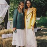 Regina Burd Instagram - Говорят, мы то, что мы едим и чем себя окружаем… Мне очень повезло встретить в своей жизни @burdregina , девочку, наполненную светом и любовью. Ее кондитерская @love__and__sweets уже несколько лет делает на все мои торжества невероятные торты и сладости…🎂 А еще Регина устроила замечательный праздник на День летнего солнцестояния для своих подруг и сама того не зная, исполнила мою давнюю мечту! Спасибо тебе, дорогая 🙏🏻❤️ #счастьевпростом #житьжизнь #явмоменте