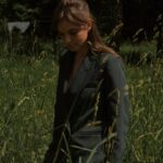 Regina Burd Instagram - Бывают дни, сотканные из одних запахов, словно весь мир можно втянуть носом, как воздух.А в другие дни, можно услышать каждый гром и каждый шорох вселенной. Иные дни хорошо пробовать на вкус, а иные – на ощупь. А бывают и такие, когда есть все сразу… Стоял жаркий июньский полдень , лишь изредка чувствовалось нежное прикосновение прохладного ветерка. Гости уже расходились . А я продолжала чувствовать и созирцать вкусы , запахи ,ощущения уходящего дня. Меня наполняло ощущение благодарности к каждому кто был причастен к этому дню. Кто поверил и смог увидеть что то очень важное и большое -в простом и маленьком…Запомню. Лето .Июнь. 2023г.