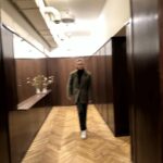 Regina Burd Instagram - Удивительное место… Здесь сильно ощущаешь уязвимость человеческой жизни и наоборот , незыблемость искусства.Здесь любила, страдала, итворила большая часть интеллигенции советской эпохи. Здесь рождалась часть книг русского литературного наследия .Берёшь книгу в местной библиотеке , вдыхаешь аромат старых страниц и представляешь Великих в простом человечком счастье бытия… Пастернак копает картошку в своем огороде, Ахматова пьет чай с вареньем на террасе … И эти старые сосны по всему Переделкино -они точно помнят и знают , что счастье , даже этих великих людей , в простом…