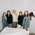 Regina Burd Instagram - Сегодня -сладкое декабрьское морозное послевкусие от того , что всё случилось. Задуманное сбылось 🕊️. И в этом счастье. Сбылось -благодаря команде, близким, людям с открытыми сердцами и волшебству , которое приближается… Всё Как у Ивана Шмелева … И в доме – Рождество. Пахнет натертыми полами, мастикой, елкой. Лампы не горят. А все лампадки. Печки трещат-пылают. Тихий свет, святой…святой🕊️ @love__and__sweets