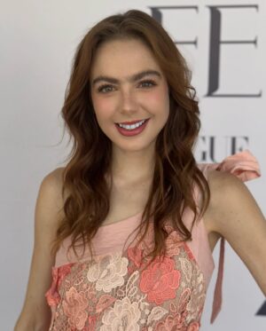Regina Pavón Instagram - #BeautyFestival primera edición.🌷
Gracias @itsfarahslim y @glamourmexico por invitarme a formar parte de la conversación “Razones porque la belleza te empodera.” Fue un honor compartir este panel contigo @anajimenavillanueva .

Makeup by me
Hair by @gerardo_lanuza 
Look by @verodiazmx