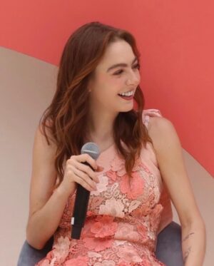 Regina Pavón Instagram - #BeautyFestival primera edición.🌷
Gracias @itsfarahslim y @glamourmexico por invitarme a formar parte de la conversación “Razones porque la belleza te empodera.” Fue un honor compartir este panel contigo @anajimenavillanueva .

Makeup by me
Hair by @gerardo_lanuza 
Look by @verodiazmx