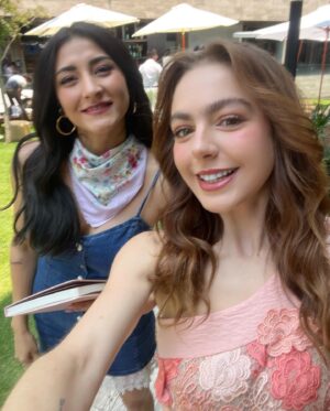 Regina Pavón Instagram - #BeautyFestival primera edición.🌷
Gracias @itsfarahslim y @glamourmexico por invitarme a formar parte de la conversación “Razones porque la belleza te empodera.” Fue un honor compartir este panel contigo @anajimenavillanueva .

Makeup by me
Hair by @gerardo_lanuza 
Look by @verodiazmx