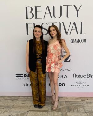 Regina Pavón Instagram - #BeautyFestival primera edición.🌷
Gracias @itsfarahslim y @glamourmexico por invitarme a formar parte de la conversación “Razones porque la belleza te empodera.” Fue un honor compartir este panel contigo @anajimenavillanueva .

Makeup by me
Hair by @gerardo_lanuza 
Look by @verodiazmx