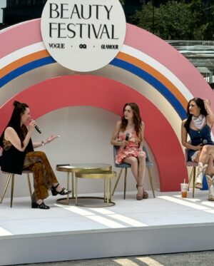 Regina Pavón Instagram - #BeautyFestival primera edición.🌷
Gracias @itsfarahslim y @glamourmexico por invitarme a formar parte de la conversación “Razones porque la belleza te empodera.” Fue un honor compartir este panel contigo @anajimenavillanueva .

Makeup by me
Hair by @gerardo_lanuza 
Look by @verodiazmx