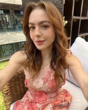 Regina Pavón Instagram - #BeautyFestival primera edición.🌷
Gracias @itsfarahslim y @glamourmexico por invitarme a formar parte de la conversación “Razones porque la belleza te empodera.” Fue un honor compartir este panel contigo @anajimenavillanueva .

Makeup by me
Hair by @gerardo_lanuza 
Look by @verodiazmx