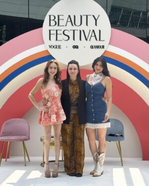 Regina Pavón Instagram - #BeautyFestival primera edición.🌷
Gracias @itsfarahslim y @glamourmexico por invitarme a formar parte de la conversación “Razones porque la belleza te empodera.” Fue un honor compartir este panel contigo @anajimenavillanueva .

Makeup by me
Hair by @gerardo_lanuza 
Look by @verodiazmx