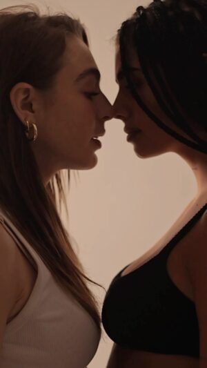 Regina Pavón Instagram - EPISODIO 3: “2020” 17/05/2024 🍓 #manubarrioos #fresabelica #VTALV #artista #nuevaartista @reginapavon @capital7rj
