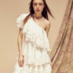 Regina Pavón Instagram - LOVE YOUR SELF🤍 @marieclaire_la #MCLoveYourSelf 📸 @carlos_ruizc Vestido @carlospinedamx Joyeria @liriajewels @iconique.jewels Showroom @steponfashion