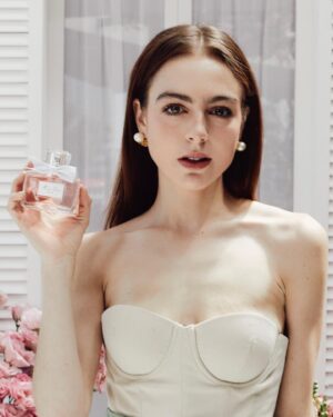 Regina Pavón Instagram - Brunch 🌸🥐✨w/ @diorbeauty 

🫶🏻 @esejuanfuentes @anapaudoria 
📸 @losquien 

#MissDior
#LoveOutLoud
#MissDiorParfum 

Vestido @benitosantosoficial by @steponfashion