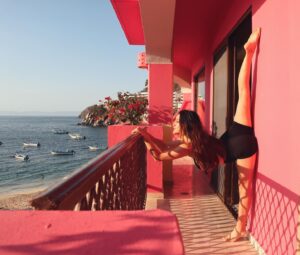Regina Reynoso Instagram - 🌴🎬🤸🏻