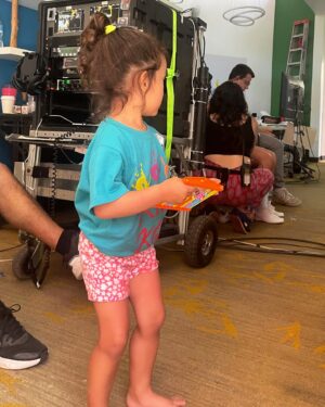 Regina Reynoso Instagram - Llegué a filmar Acapulco lactando a Serena de 8 meses. Hoy oficialmente ya se dió cuenta que salgo en la tele !! Mi corazón explota jaja es más,  hasta tu tía participó ya en un episodio de la 3er temporada 🤣🩷 quien tomó la decisión e de hacerme parte de este mágico proyecto bendijo nuestras vidas 🚀 gracias gracias y gracias siempre …