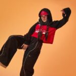 ReiNa Instagram - ・ 【𝐃𝐀𝐍𝐂𝐄𝐑𝐒 𝐅𝐈𝐋𝐄 𝐕𝐨𝐥.𝟓𝟒】𝐓𝐡𝐞 𝐑𝐞𝐢𝐍𝐞𝐬𝐭 𝐛𝐲 𝐑𝐞𝐢𝐍𝐚 ReiNa率いるダンスクルーThe ReiNest HipHopやPoppinを基調としながらも、しなりと迫力のあるキレを持ち合わせた独特のダンスで見る者を魅了するダンサーReiNa。数々のバトルイベントでの優勝をきっかけに注目を集め、若いながらも国内外で広く活躍しており、NCT Uの「Make A Wish(Birthday Song)」の振付が話題を呼んだことも記憶に新しい。今回はそんな彼女が率いるクルー、"The ReiNest"のメンバーと共にDANCERS FILEに登場。 撮影当日に曲選びから振り作りまでしてもらい、即興でワンムーブ踊ってもらったダンス映像を撮影。クルーの培ってきたチームワークと迫力あるパフォーマンスをぜひ余すことなくご覧いただきたい！ #nike #ナイキ #nikedancepack #ナイキダンスパック #dancerfashion #dancecode #reina #reinest #atmospink #アトモスピンク #atmospinkdance #アトモスピンクダンス #atmospinkdanceacademy