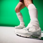 ReiNa Instagram - ・ 𝗡𝗜𝗞𝗘 𝗗𝗔𝗡𝗖𝗘 𝗣𝗔𝗖𝗞 𝗖𝗢𝗟𝗟𝗘𝗖𝗧𝗜𝗢𝗡 NIKEからダンサーのために作られた DANCE PACK COLLECTIONが発売🤍🤍 NIKE SPORTSWEARよりDANCEとY2Kをテーマにした本作は、サイバーから連想されるホワイトとクロームカラーを落とし込みました。 デュブレやチャームはドリップした金属をイメージ。変化し続けるNIKEのDNAと2000年代 DANCEをイメージしたエッジの効いたスタイルをスタイリッシュにミックス。 ぜひDANCE PACKを履いて自分の好きなスタイルをSNSやコミュニティで発信してね🪩✨ 本コレクションのビジュアルモデルを務めたダンサー・振付師であるReiNaの着用LOOKをatmos pink HPにて公開中💭 ぜひチェックしてね❣️ HP: https://www.atmos-pink.com/lp/nike-cyber-drip-collection #nike #ナイキ #nikedancepack #ナイキダンスパック #dancerfashion #dancecode #reina #atmospink #アトモスピンク #atmospinkdance #アトモスピンクダンス #atmospinkdanceacademy