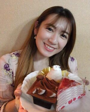Reika Saiki Instagram - GW明けも頑張った自分にご褒美あげよう！
スイーツでシュガーチャージっっ！🤤🍰💓