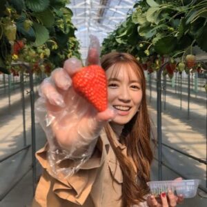 Reika Saiki Instagram - strawberries make me smile!!☺️🍓