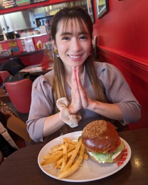 Reika Saiki Instagram - I love hamburgers!!☺️🙏🍔💓✨