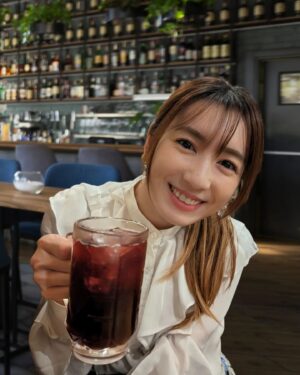 Reika Saiki Instagram - cheers!!🍻☺️✨✨✨