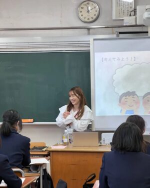 Reika Saiki Instagram - 昨日は大田区立貝塚中学校にて「職業人講演」として中学1年生にお話をさせてもらいました☺️

進路について考える機会とのことで、今までのキャリアを話しつつ、ちょっとした自己分析・目標達成の方法など考えてもらうワークも交えました！
無限の可能性がある生徒達！何かヒントになったら嬉しいな☺️💓