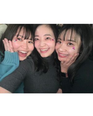 Reika Oozeki Instagram - .
大関れいかこの世に爆誕して27年‼️
昨日の1/16で27歳になりました‼️
びっくりなんだけど‼️‼️
時の流れは早いねぇ。
この仕事を始めて10年経ってるのも早い‼️
沢山の友達と家族にもお祝いしてもらって、
プレゼントやらケーキも沢山もらって、
幸幸幸な、幸フェス🌱

当日は友達がブルーノマーズのチケットを
勝ち取ってくれてみんなで観に行ったの。
最高だったなぁ、歌うますぎ😅‼️
終わった後は我らの地元、小岩へ行き
ケーキ出してもらっていつもお世話に
なってる小岩のオッパ達にも
沢山おめでとうをしていただきやした‼️
わざわざ私のために時間を作って
お祝いしてくれる友達に感謝感激。

みんなからの沢山のお祝いDMも
本当にありがとう、全部見てるの🥰
27歳の大関もよろぴくだよみんな‼️‼️
俺らしく必死に生きる姿をこれからも
見ててくれたら嬉しいです‼️💖🫶🏻
そしてお母さん、俺を産んでくれて
ありがとう‼️生きてて良かったぜ‼️
#誕生日