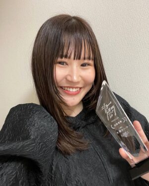 Reika Oozeki Instagram - .
あのーまさかまさかの話でして…
皆さん観てくれた方もいるかもだけど、
この前TikTokでショートドラマを
撮ってみましてね、その動画がTikTokの
ショードラアワード2024に
出演者賞でノミネートされまして、
そしてそしてまさかの
出演者賞を受賞いたしました🏆😂

いやまじでびっくりした笑
ノミネートの時点でびっくりだったのだけど、
昨日の授賞式お邪魔して、名前呼ばれた瞬間
マネージャーさんと「ええっ⁉️⁉️」って
一緒に叫んだくらいwwww
そのあとのスピーチもびっくりしてて
おどおどしちゃってインキャ出ちゃった💦

いやーびっくりしたーー笑
し、嬉しいのとありがたみと、、
ありがとうございますー！イェーーーーイ！
約10年前にvineという超絶ショート動画で
バズった女がまた別のショート動画コンテンツで
こうしてショートドラマを撮らせていただき
そして賞まで受賞させていただき、
なんだかおもろい人生でございやす🌱

この経験を活かしてこれからの俳優業でも
おもろいことしていきたいなぁー！
がんばろーっと。
そしてこのショートドラマをやろうと
言ってくださったマネージャーさん、
一緒に作り上げてくださったスタッフの皆さん、
ほんとにありがとうございます、らぶ💖