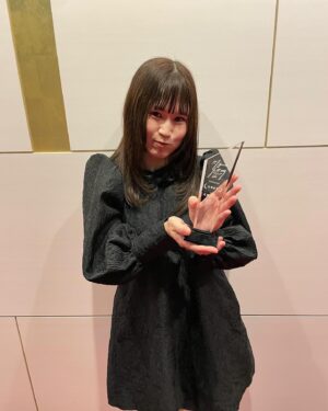 Reika Oozeki Instagram - .
あのーまさかまさかの話でして…
皆さん観てくれた方もいるかもだけど、
この前TikTokでショートドラマを
撮ってみましてね、その動画がTikTokの
ショードラアワード2024に
出演者賞でノミネートされまして、
そしてそしてまさかの
出演者賞を受賞いたしました🏆😂

いやまじでびっくりした笑
ノミネートの時点でびっくりだったのだけど、
昨日の授賞式お邪魔して、名前呼ばれた瞬間
マネージャーさんと「ええっ⁉️⁉️」って
一緒に叫んだくらいwwww
そのあとのスピーチもびっくりしてて
おどおどしちゃってインキャ出ちゃった💦

いやーびっくりしたーー笑
し、嬉しいのとありがたみと、、
ありがとうございますー！イェーーーーイ！
約10年前にvineという超絶ショート動画で
バズった女がまた別のショート動画コンテンツで
こうしてショートドラマを撮らせていただき
そして賞まで受賞させていただき、
なんだかおもろい人生でございやす🌱

この経験を活かしてこれからの俳優業でも
おもろいことしていきたいなぁー！
がんばろーっと。
そしてこのショートドラマをやろうと
言ってくださったマネージャーさん、
一緒に作り上げてくださったスタッフの皆さん、
ほんとにありがとうございます、らぶ💖