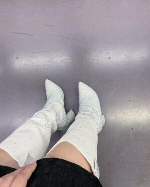 Reika Oozeki Instagram - .
あのーまさかまさかの話でして…
皆さん観てくれた方もいるかもだけど、
この前TikTokでショートドラマを
撮ってみましてね、その動画がTikTokの
ショードラアワード2024に
出演者賞でノミネートされまして、
そしてそしてまさかの
出演者賞を受賞いたしました🏆😂

いやまじでびっくりした笑
ノミネートの時点でびっくりだったのだけど、
昨日の授賞式お邪魔して、名前呼ばれた瞬間
マネージャーさんと「ええっ⁉️⁉️」って
一緒に叫んだくらいwwww
そのあとのスピーチもびっくりしてて
おどおどしちゃってインキャ出ちゃった💦

いやーびっくりしたーー笑
し、嬉しいのとありがたみと、、
ありがとうございますー！イェーーーーイ！
約10年前にvineという超絶ショート動画で
バズった女がまた別のショート動画コンテンツで
こうしてショートドラマを撮らせていただき
そして賞まで受賞させていただき、
なんだかおもろい人生でございやす🌱

この経験を活かしてこれからの俳優業でも
おもろいことしていきたいなぁー！
がんばろーっと。
そしてこのショートドラマをやろうと
言ってくださったマネージャーさん、
一緒に作り上げてくださったスタッフの皆さん、
ほんとにありがとうございます、らぶ💖
