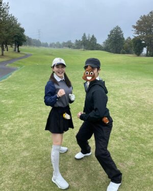 Reika Oozeki Instagram - .
おれとおれの兄貴‼️‼️
どちらもポーズ謎すぎるのは
うちら兄妹あるあるなんですね〜
私のポーズなんかRIZIN🙂

そんな兄貴もついにゴルフを始めて、
この前一緒にコース回ってきた！
兄ぴコースデビューおめ‼️
メンツはまさかの、
苑子と兄貴とパパの親友(私と兄貴も昔からお世話に
なりまくってて家族同然な方ですww)
っていうおもろメンツ‼️‼️‼️

苑子は実家でのもんじゃパーティーも
何回も来てくれてるから、
大関家とも仲が良いのです、感謝☺️
また4人でゴルフ行く予定もたててます
楽しみぃーー！
#エンジョイゴルフ#うちらの合言葉