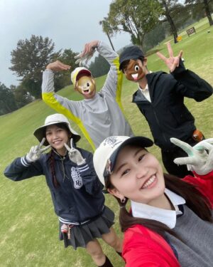 Reika Oozeki Instagram - .
おれとおれの兄貴‼️‼️
どちらもポーズ謎すぎるのは
うちら兄妹あるあるなんですね〜
私のポーズなんかRIZIN🙂

そんな兄貴もついにゴルフを始めて、
この前一緒にコース回ってきた！
兄ぴコースデビューおめ‼️
メンツはまさかの、
苑子と兄貴とパパの親友(私と兄貴も昔からお世話に
なりまくってて家族同然な方ですww)
っていうおもろメンツ‼️‼️‼️

苑子は実家でのもんじゃパーティーも
何回も来てくれてるから、
大関家とも仲が良いのです、感謝☺️
また4人でゴルフ行く予定もたててます
楽しみぃーー！
#エンジョイゴルフ#うちらの合言葉