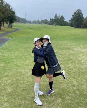 Reika Oozeki Instagram - .
おれとおれの兄貴‼️‼️
どちらもポーズ謎すぎるのは
うちら兄妹あるあるなんですね〜
私のポーズなんかRIZIN🙂

そんな兄貴もついにゴルフを始めて、
この前一緒にコース回ってきた！
兄ぴコースデビューおめ‼️
メンツはまさかの、
苑子と兄貴とパパの親友(私と兄貴も昔からお世話に
なりまくってて家族同然な方ですww)
っていうおもろメンツ‼️‼️‼️

苑子は実家でのもんじゃパーティーも
何回も来てくれてるから、
大関家とも仲が良いのです、感謝☺️
また4人でゴルフ行く予定もたててます
楽しみぃーー！
#エンジョイゴルフ#うちらの合言葉