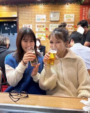 Reika Oozeki Instagram - .
ちゃんそむ👶🏻♡
この前26歳の誕生日を迎えた子。
2人してビール大好きマンです！！

そんな俺らの出会いは、
私が18歳、ちゃんそむが17歳の時。
いつも一緒に泣いたり笑ったり怒ったり
一生らぶりーって感じなの💫
これからもくだらないことで爆笑してこ！

久しぶりのバースデーライブも最高だったなぁ
ボロボロ泣いてしまった！！！
苑子の歌声と笑顔と、てか存在そのものが
全俺を、そして世界を救うぜ。
これからもずっとお祝いさせてくれー！💖